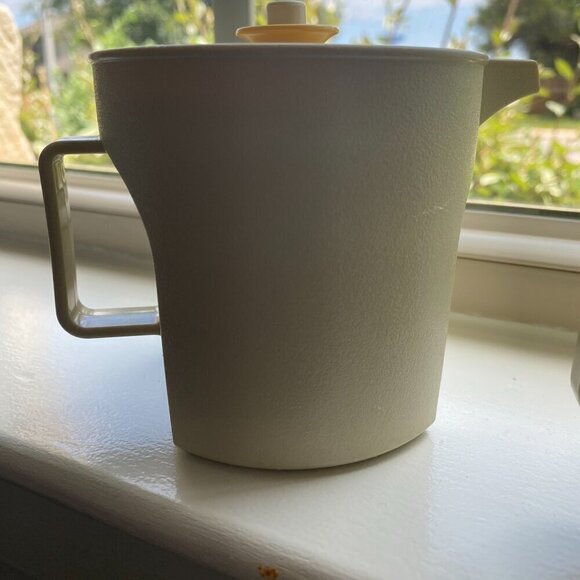 Vintage Tupperware Sugar and Creamer set in Almond and Gold - Picture 7 of 15